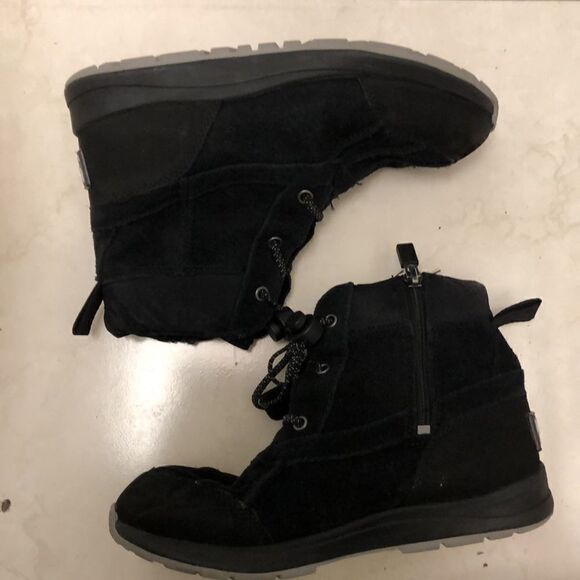 Uggs   - Picture 2 of 9